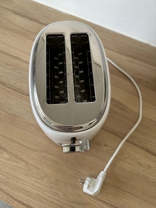 Blick von oben auf einen getesteten Toaster.