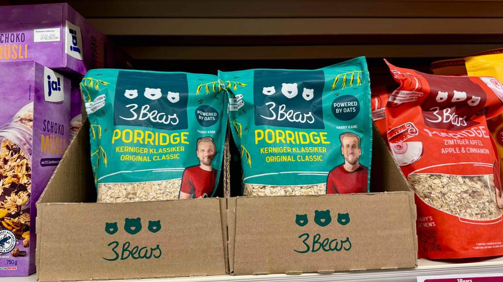 Mehrere Packungen des 3Bears-Porridge im Test in einem Verkaufsregal.