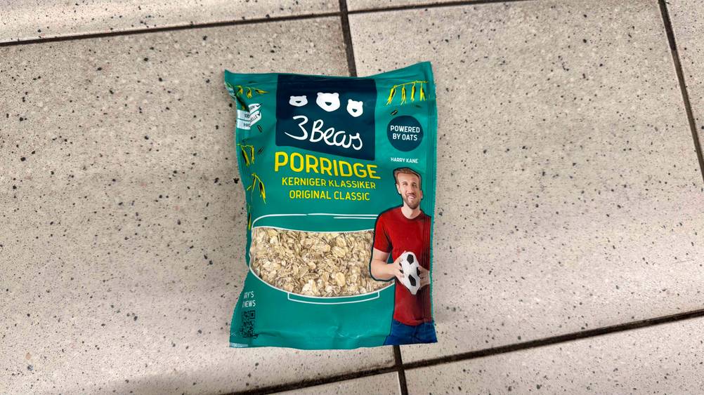 Das getestete 3Bears-Porridge liegt auf einem Fließenboden.