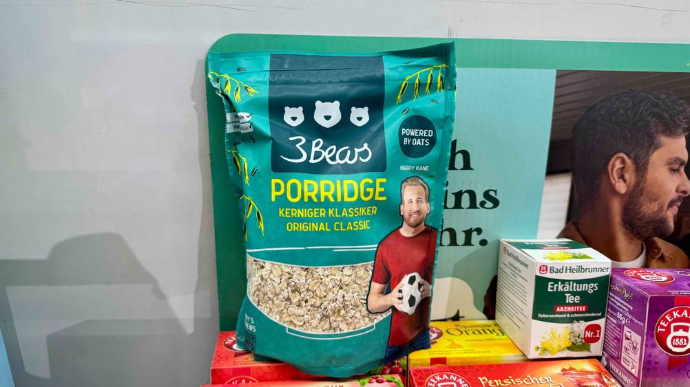 Eine Packung des getesteten 3Bears-Porridge steht auf mehreren Packungen Tee.
