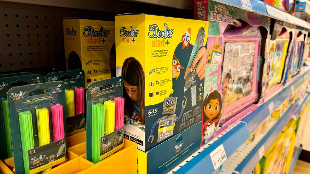 3D-Stift getestet: Ein originalverpacktes Gerät von der Seite in einem Verkaufsregal neben anderen Produkten.