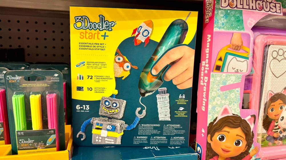 Getestet: Ein 3D-Stift in Originalverpackung neben anderen Produkten im Regal.