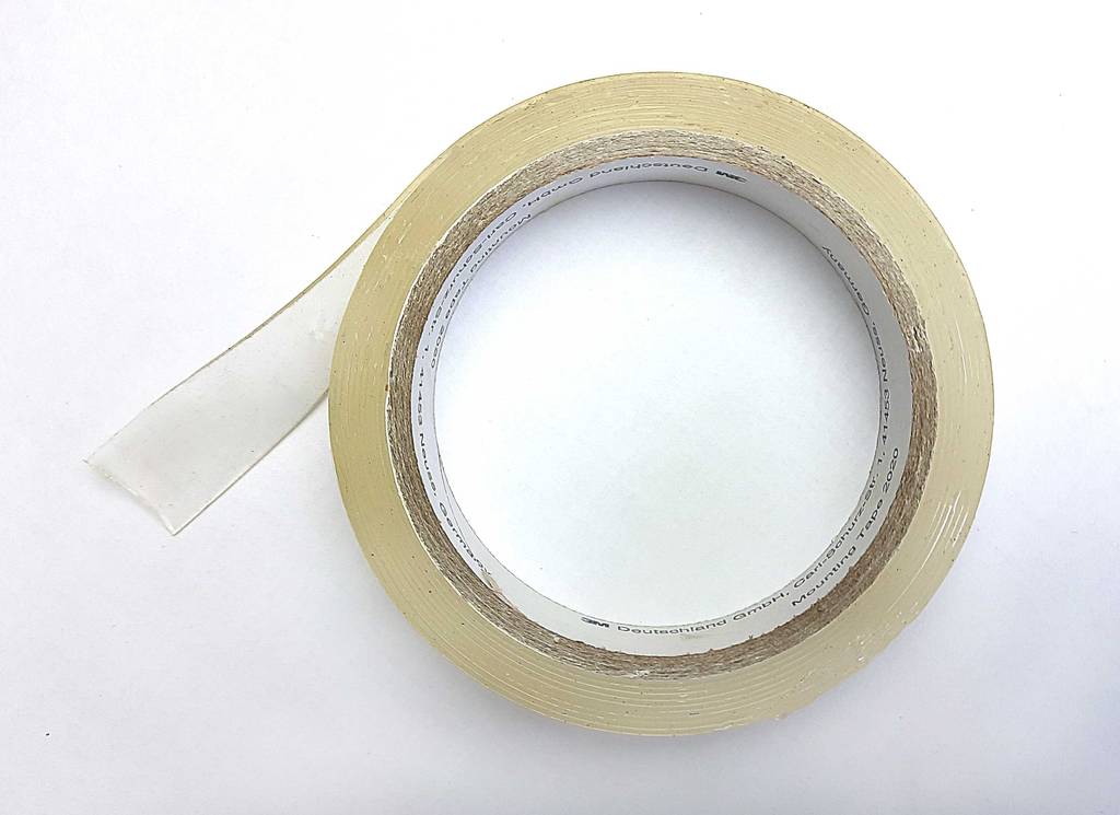 Blick von oben auf eine Rolle doppelseitiges Klebeband im Test.