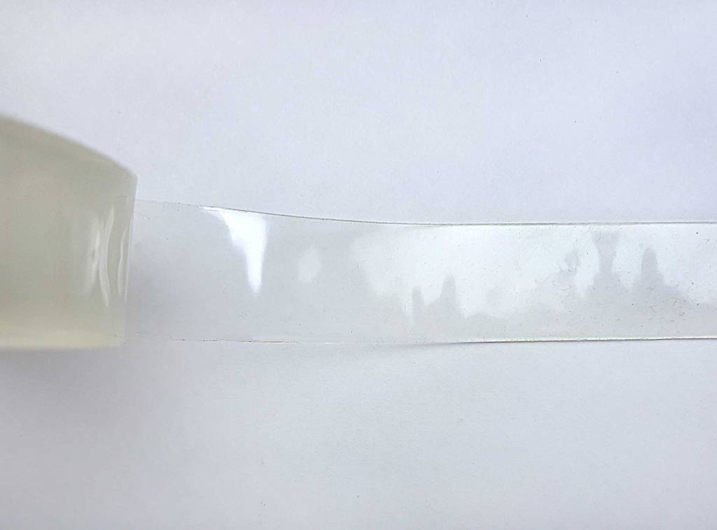 Detailansicht eines Streifens von getestetem doppelseitigen Klebeband.