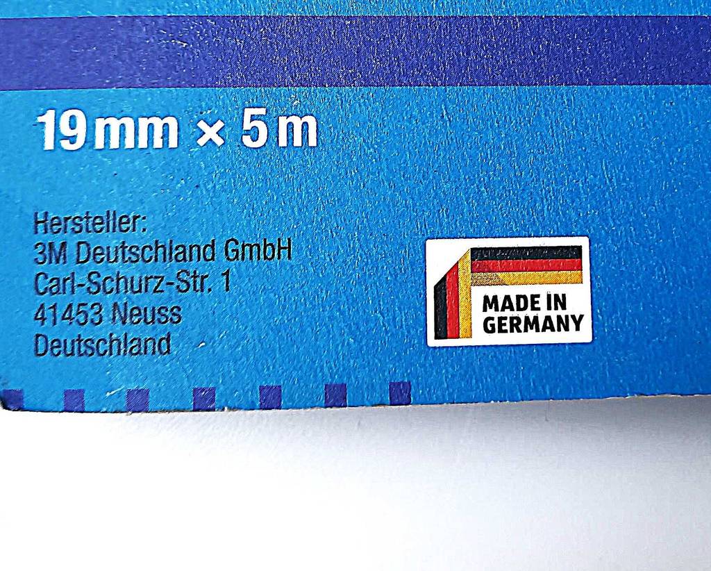 Auf der Kartonverpackung von getestetem doppelseitigen Klebeband steht die Größe.