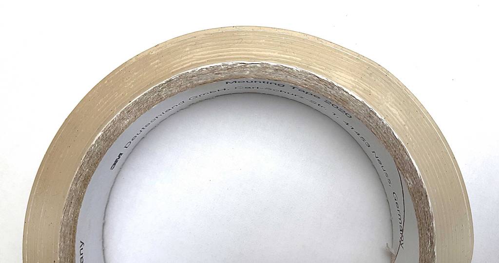 Detailansicht einer Rolle doppelseitiges Klebeband im Test.