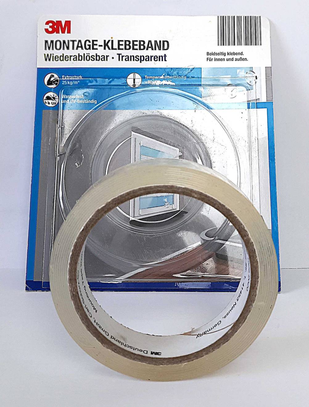 Eine Rolle doppelseitiges Klebeband im Test liegt auf der Blisterverpackung.