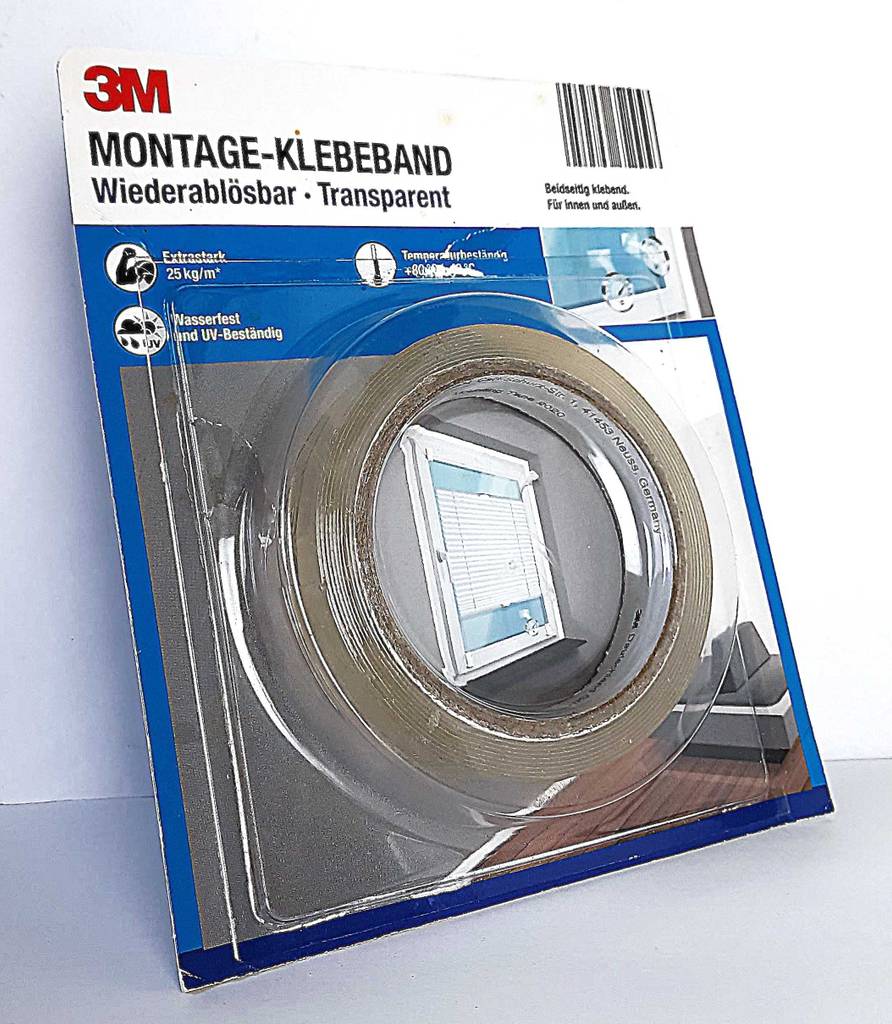 Blick von schräg vorn auf ein verpacktes doppelseitiges Klebeband im Test.