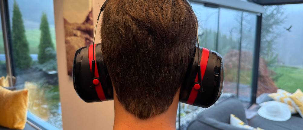 Eine Person trägt den 3M Peltor Optime III.