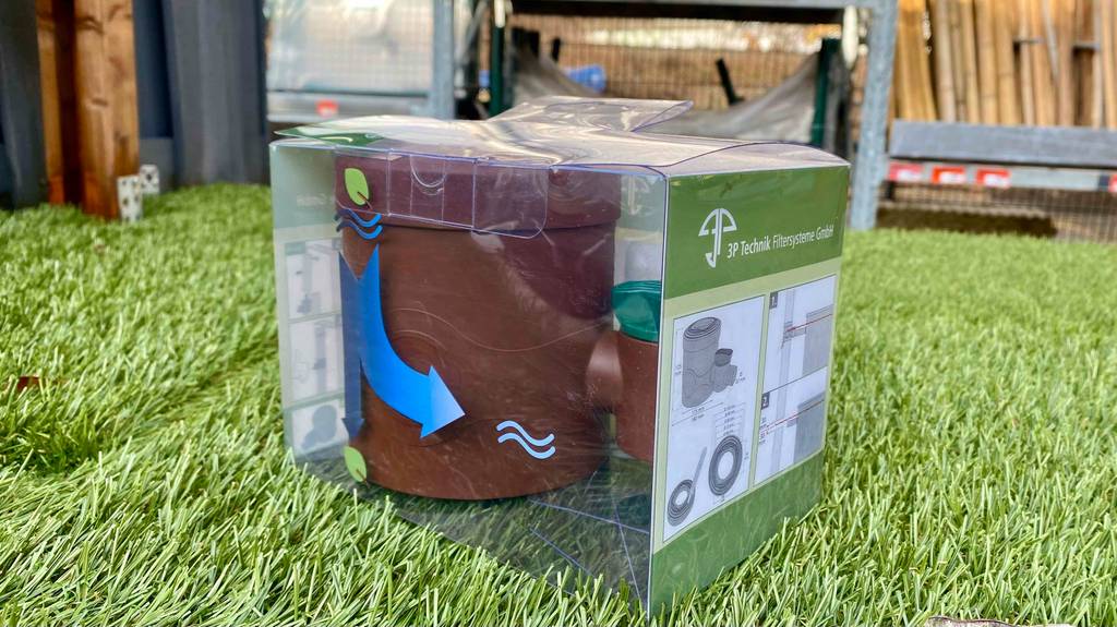 Regensammler im Test: Verpackter Regensammler steht auf Rasen.
