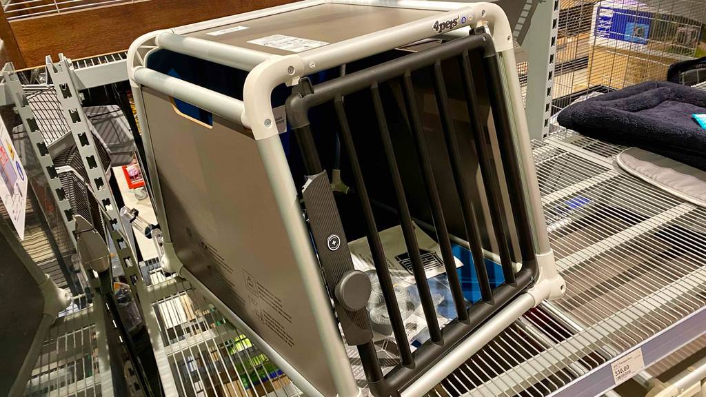Hundebox im Test: eine geschlossene Hundebox in einem Regal platziert.