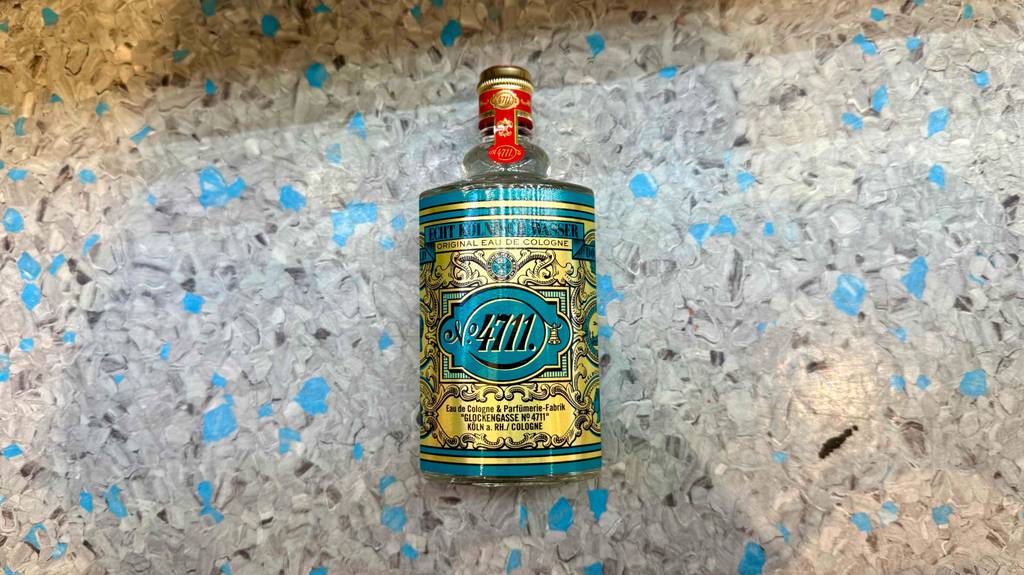 Eine Flasche des getesteten 4711-Parfums ist auf einem Boden im liegenden Zustand platziert.