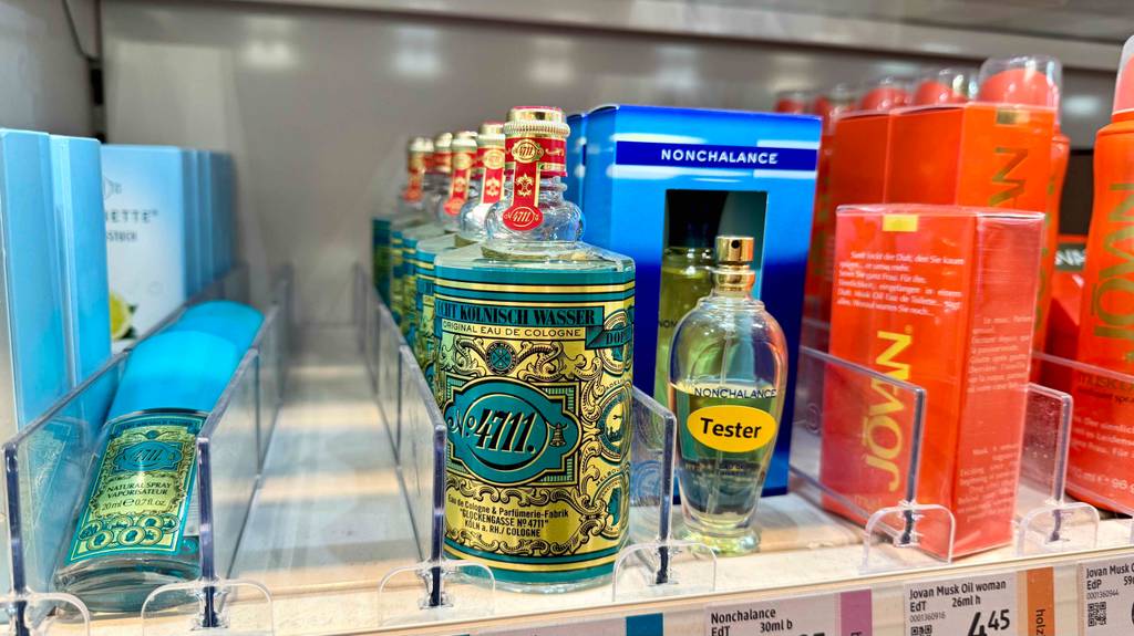 Mehrere Flaschen des getesteten 4711-Parfums stehen in einem Regal neben anderen Parfums.