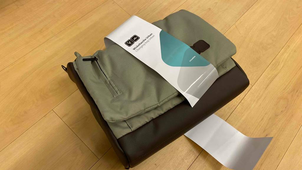 Im Test: Eine Wickeltasche von oben liegt auf einer Holzfläche.