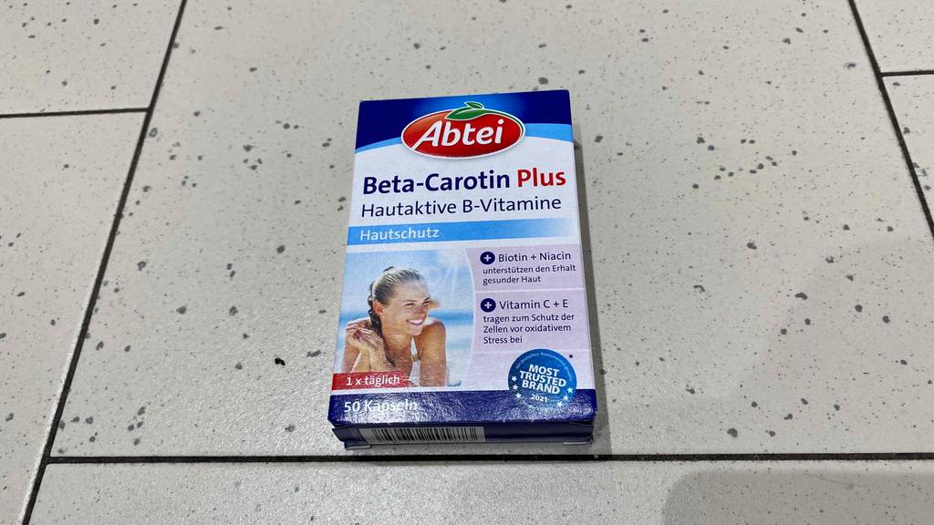 Beta-Carotin-Test: Verpackung von Beta-Carotin mit Biotin, Niacin, Vitamin C + E liegt auf einem Boden.