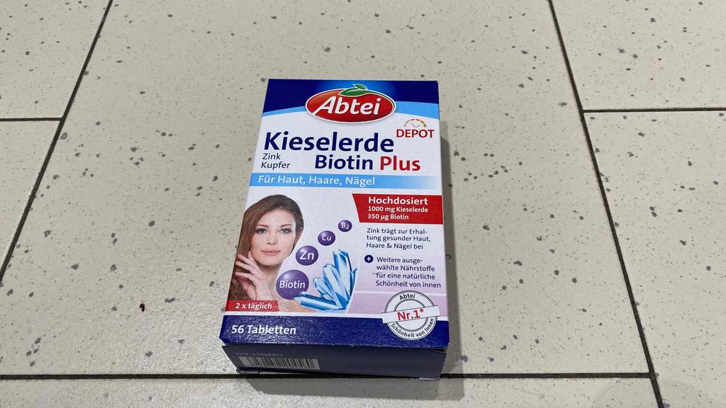 Kieselerde getestet: Kieselerde von Abtei für Haut, Haare, Nägel liegt auf einem Boden.