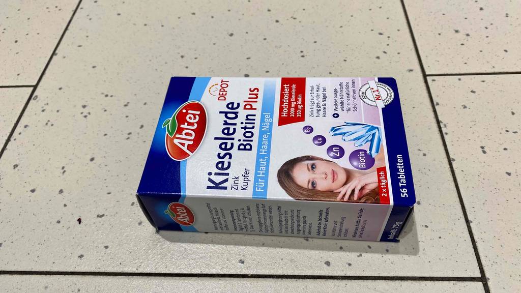 Kieselerde im Test: Kieselerde der Marke Abtei liegt horizontal auf einem Fliesenboden.