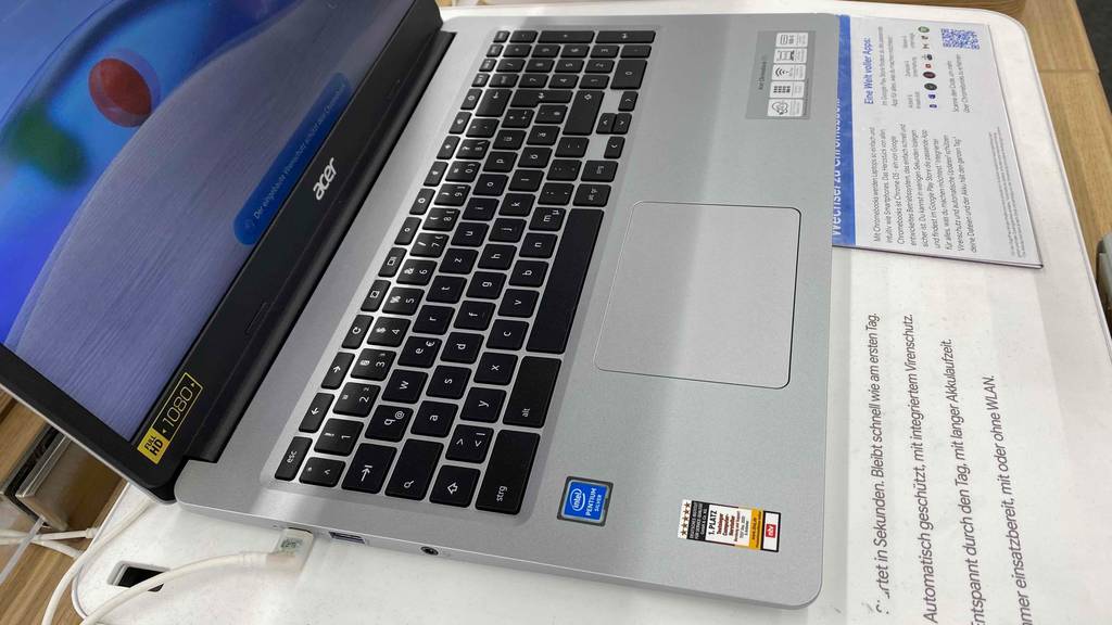 Chromebook getestet: Nahaufnahme der Tastatur von der Seite.