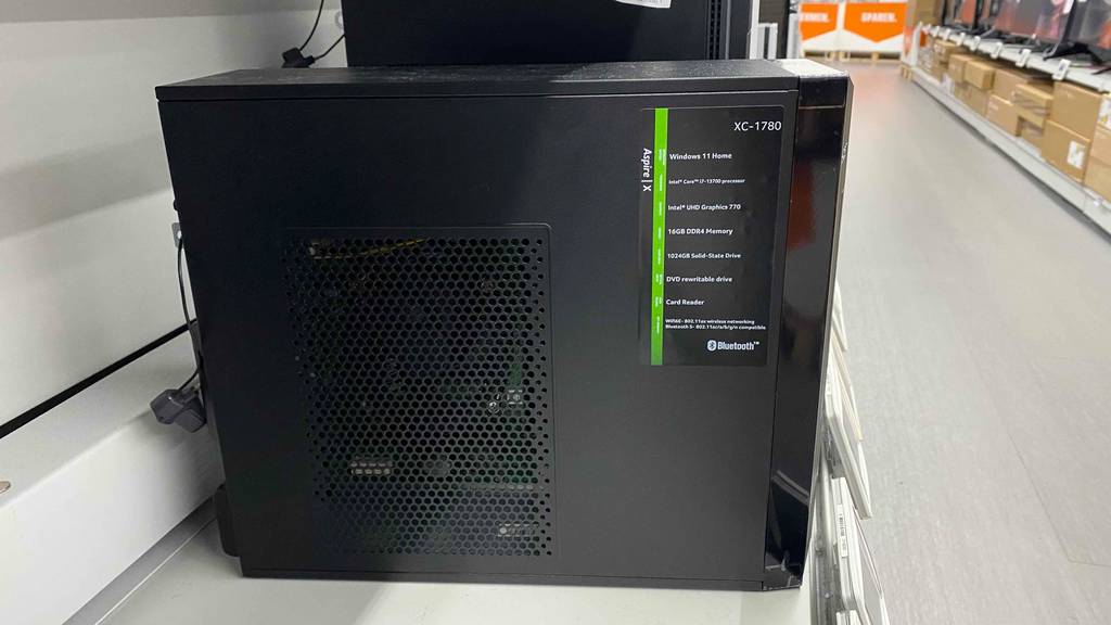 Desktop-PC-i7-Test: ein Desktop-PC-i7 von der Seite ersichtlich.