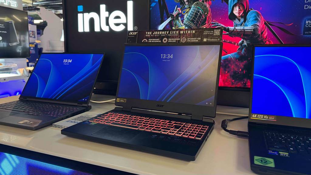 Der getestete Acer-Gaming-Laptop steht neben weiteren Laptops auf einem Verkaufstisch.