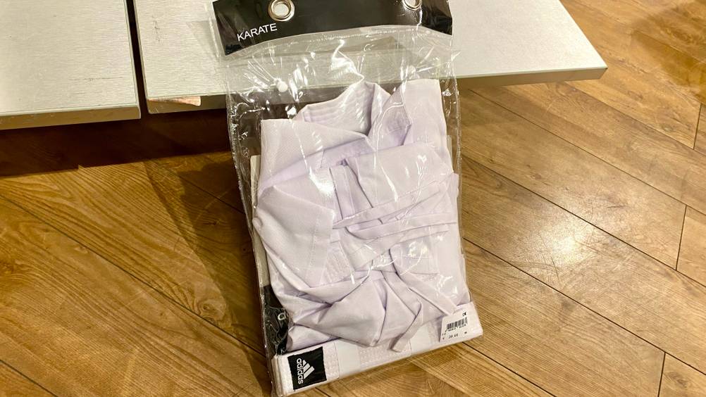Karateanzug im Test: ein weißer Karateanzug in einer durchsichtigen Verpackung von Adidas.