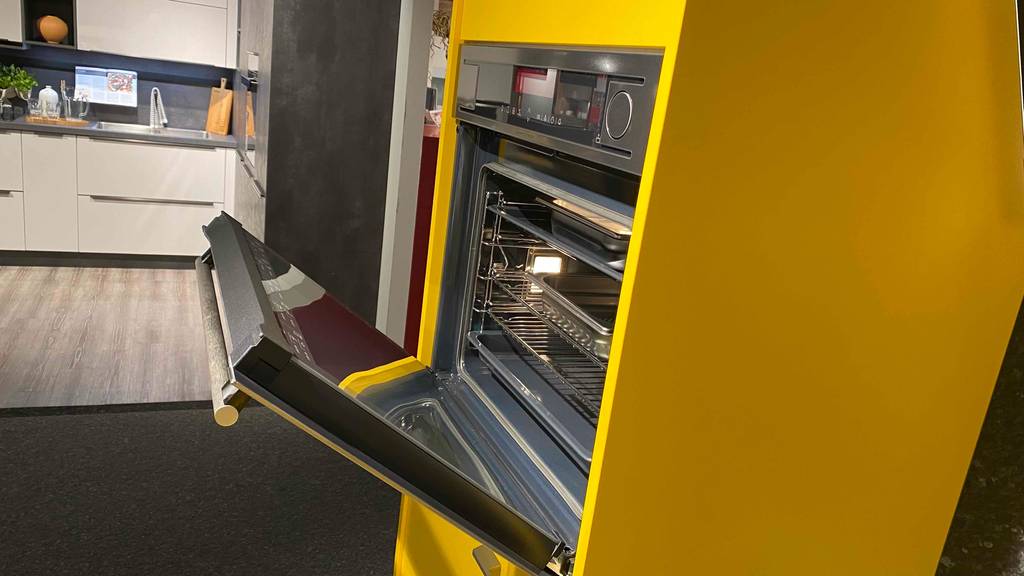 Backofen mit Dampfgarer-Test: ein geöffneter Backofen mit Dampfgarer vonn der Seite ersichtlich.