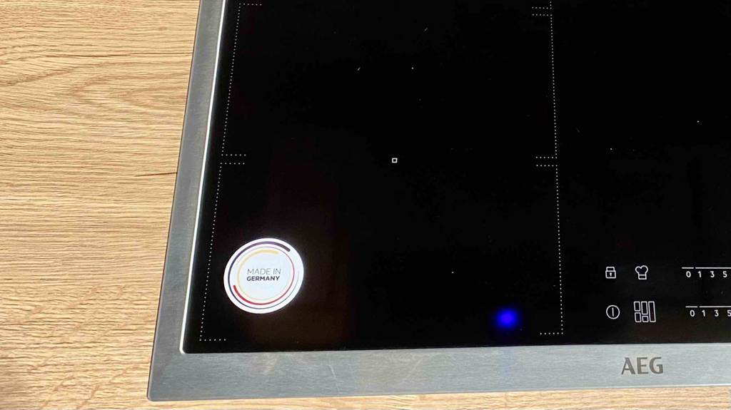 Im Test: Detailaufnahme eines Infoaufklebers auf einem Induktionskochfeld 60 cm.