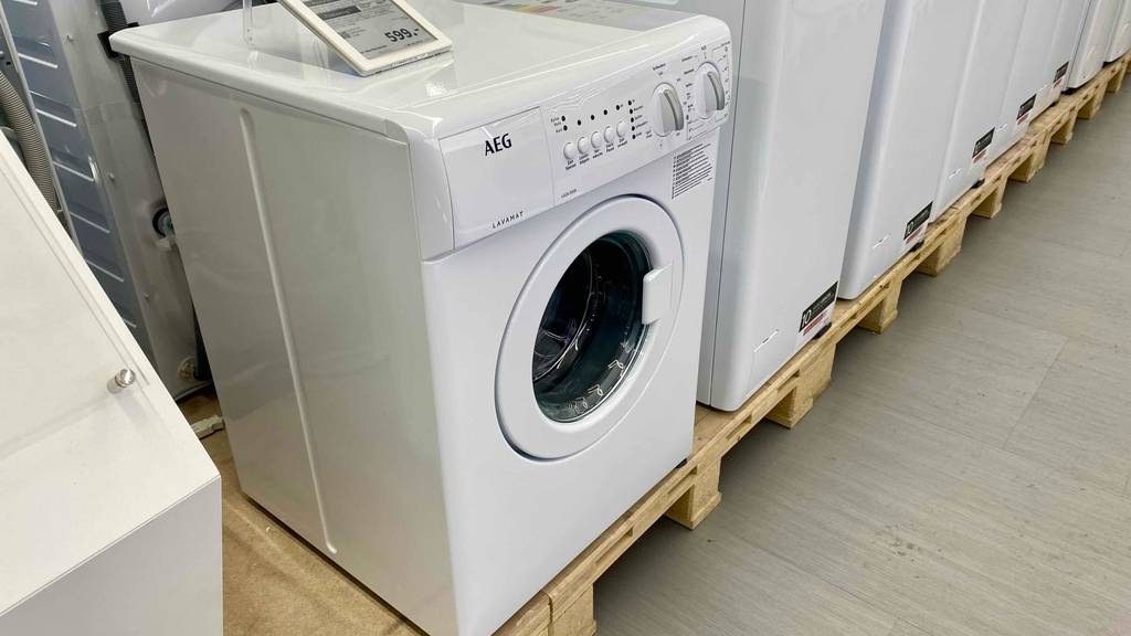 Mini-Waschmaschine im Test: eine Mini-Waschmaschine stehend neben anderen Modellen mit Preisschild darauf ersichtlich.