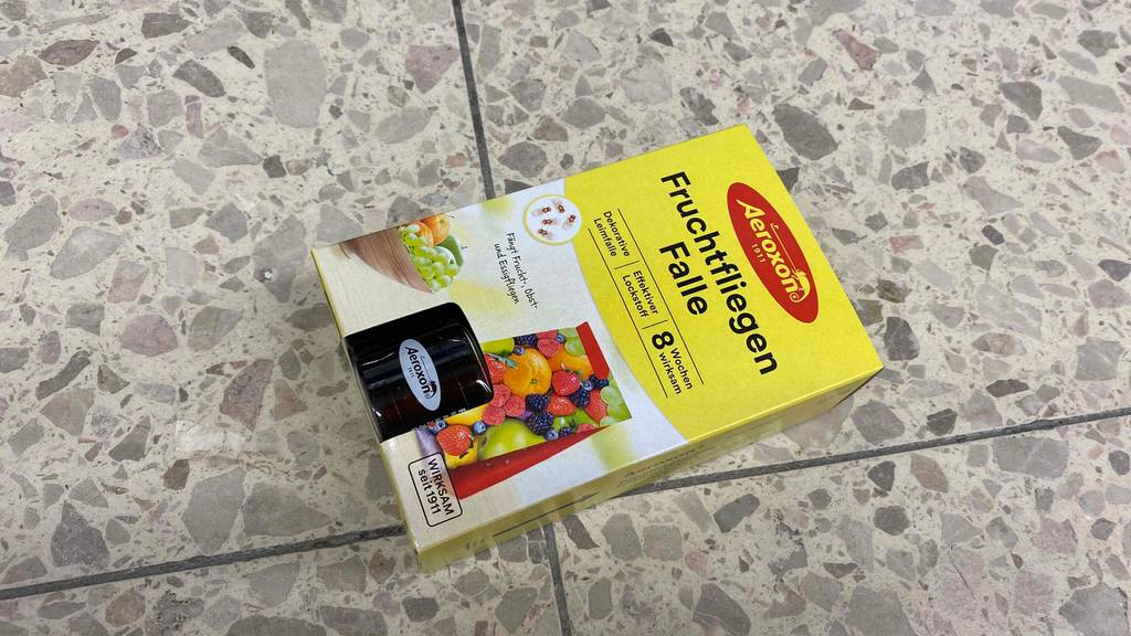 Fruchtfliegenfalle getestet: Eine Packung liegt quer auf einem Steinboden