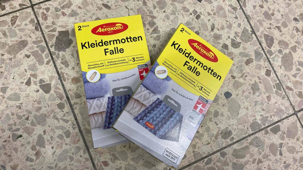Im Test: Auf einem Steinboden liegen zwei Packungen Kleidermottenfalle leicht übereinander