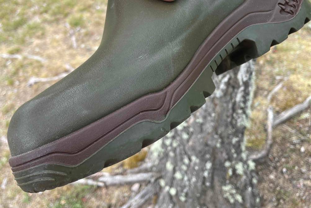 Getestete Neopren-Gummistiefel in der Hand.