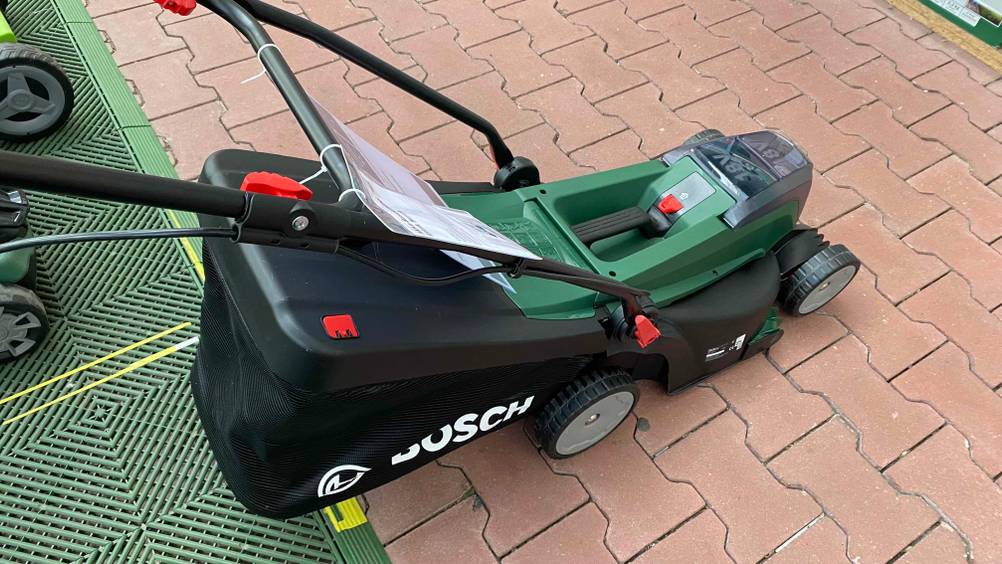 Bosch-Akku-Rasenmäher im Test: Rasenmäher seitlich von schräg Oben