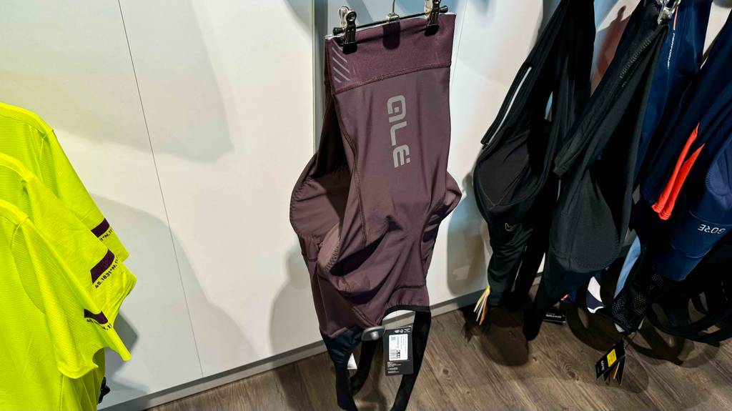 Fahrradhose-Unisex-Test: eine Fahrradhose-Unisex ist in einem Geschäft ausgestellt und hängt neben anderen Modellen auf einem Kleiderbügel.