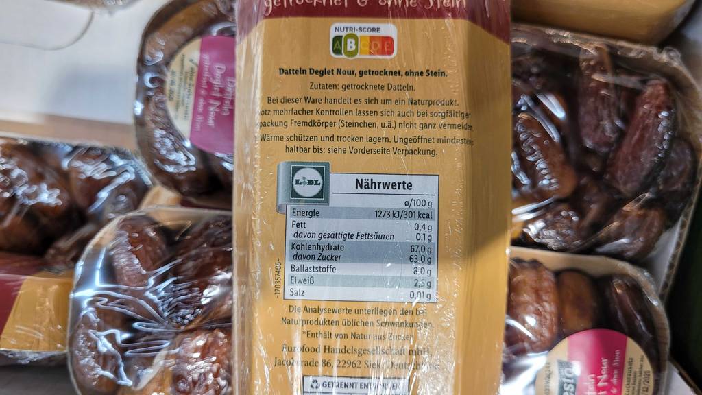 Nährwertangaben der getesteten getrocknete Datteln im Fokus.