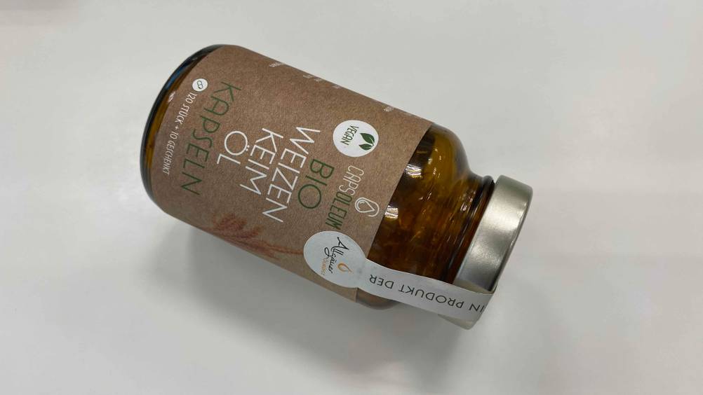 Weizenkeimöl im Test: Eine Packung liegt quer auf einer weißen Fläche