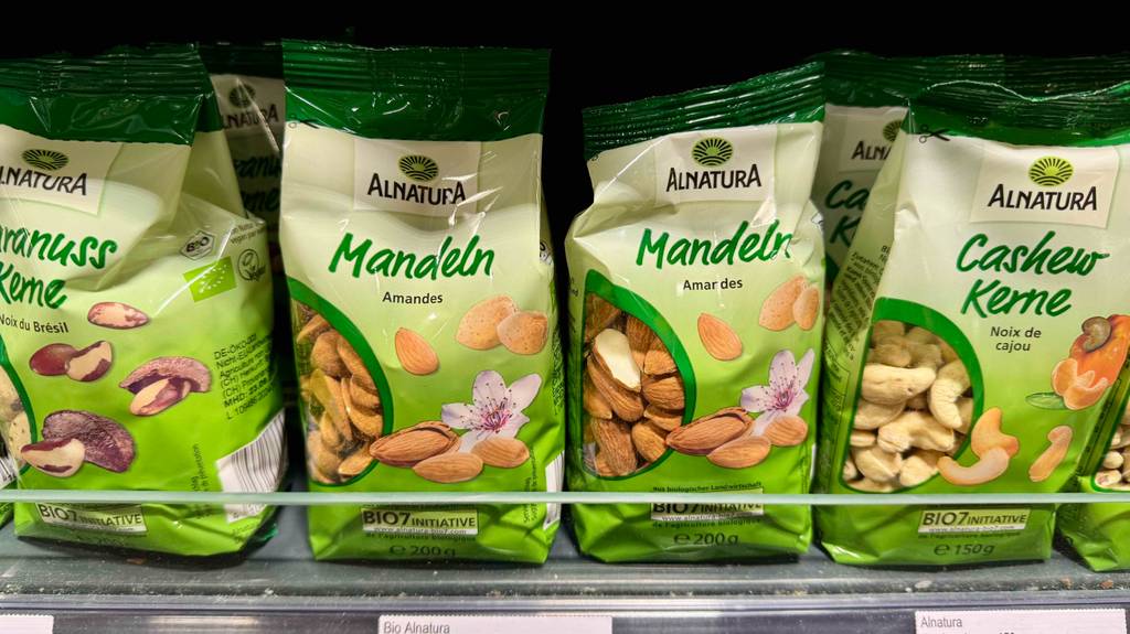 Getestet: Mehrere Packungen Bio-Mandeln sind in einem Regal einsortiert.