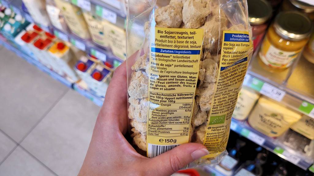 Soja-Protein getestet: Rückseite der Verpackung von Soja-Schnetzeln mit Nährwertangaben und anderen Informationen.