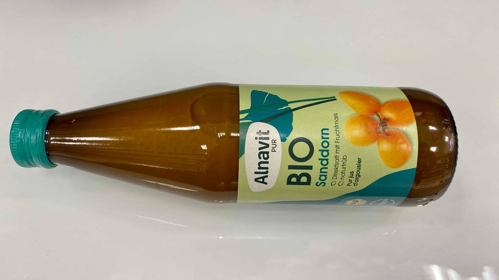 Sanddornsaft getestet: eine Flasche quer auf heller Oberfläche