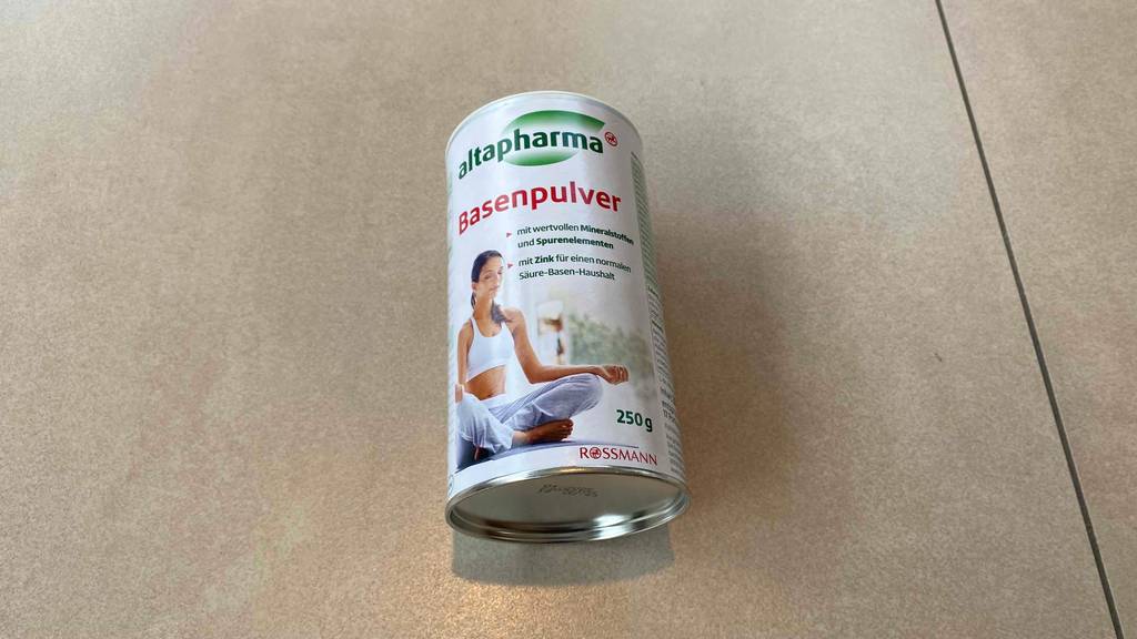 Basenpulver-Test: Basenpulver der Marke Altapharma von der Vorderseite liegend auf einem Boden mit Hinweisen zum Pulver.