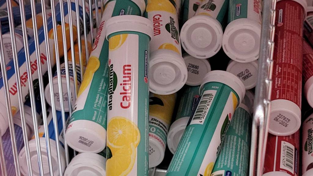 Calcium-Brausetablette getestet: Calcium-Brausetabletten liegen in einem Korb mit Unterteilungen zu anderen Brausetabletten.