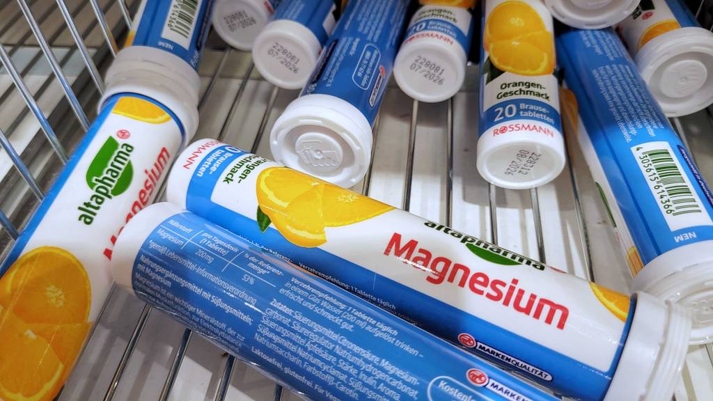 Mangan getestet: Magnesium-Brausetabletten sind in einem Korb mit jeweils 20 Brausetabletten.