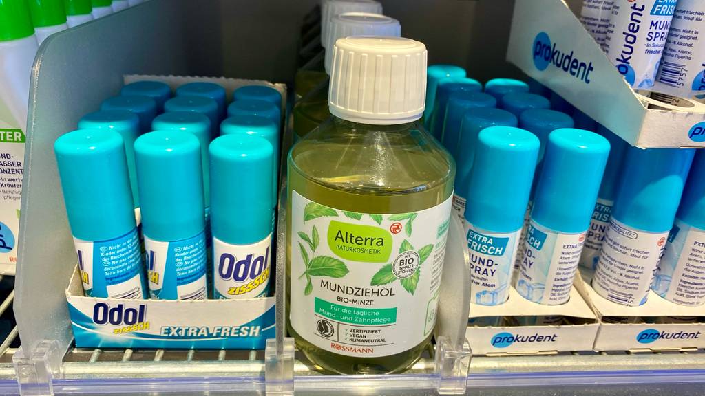 Mundziehöl im Test: Mundziehöl der Marke Alterra steht in einem Regal neben anderen Produkten.