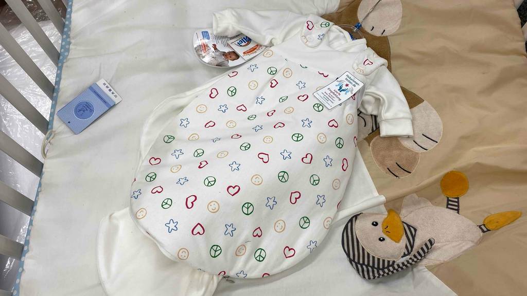 Baby-Winterschlafsack getestet: Ein Schlafsack liegt auf mehreren Stoffen.