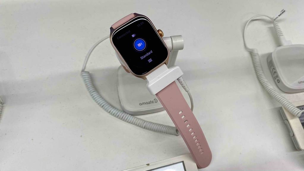Amazfit-Smartwatch getestet: Ein Gerät auf einem weißen Ständer.