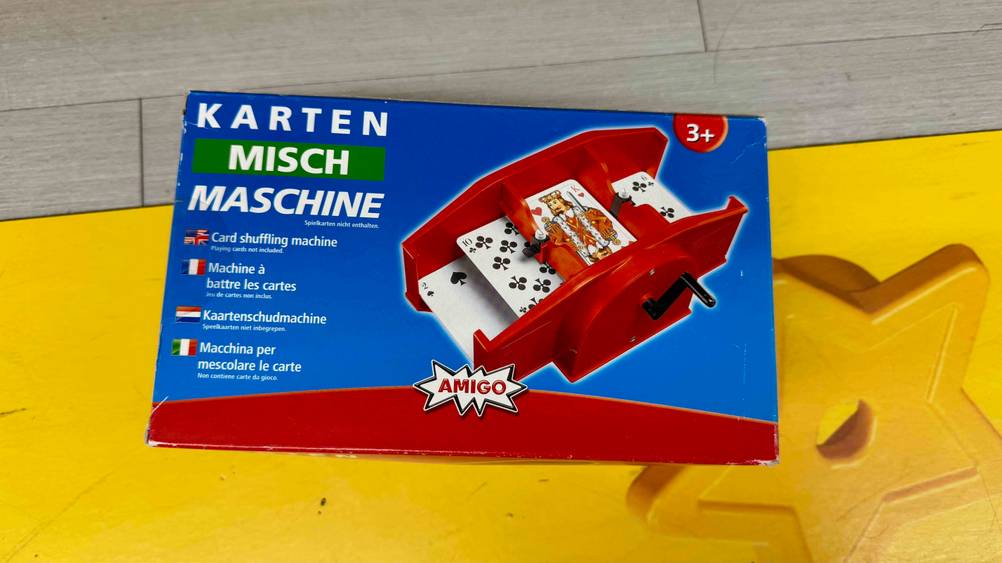 Die Verpackung der getesteten Kartenmischmaschine mit Kurbel befindet sich in einem liegenden Zustand.