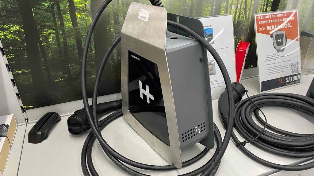 Im Test: Auf einer hellen Fläche steht eine Wallbox seitlich.