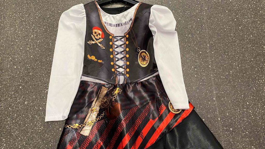 Im Test: Ein Piratenkostüm für Kinder liegt auf einem grauen Boden.