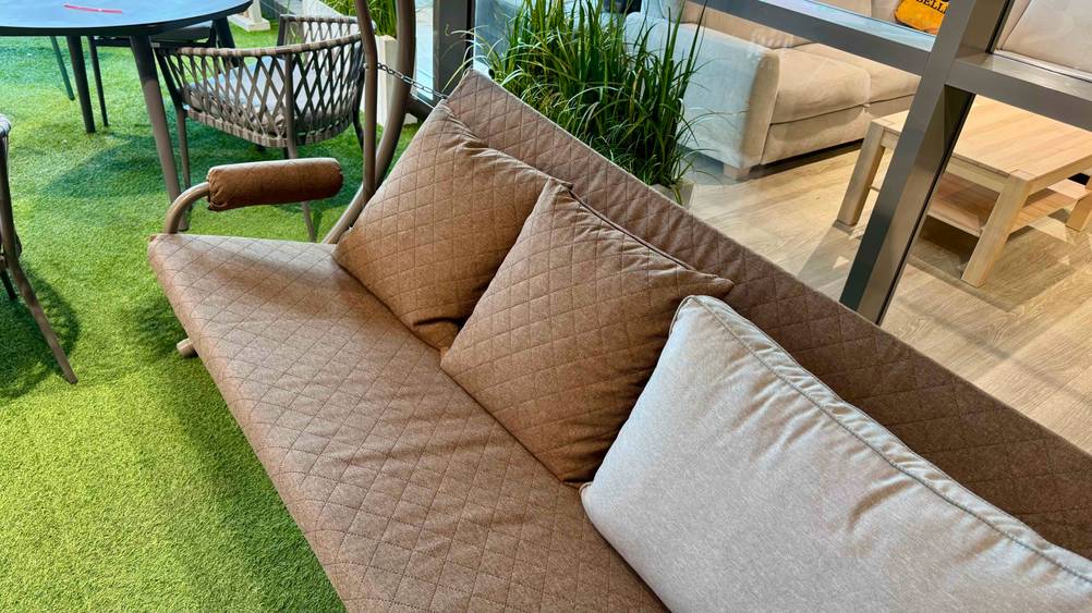 Die getestete Angerer-Hollywoodschaukel in den Farben Beige und Grau ist in einem Geschäft ausgestellt.