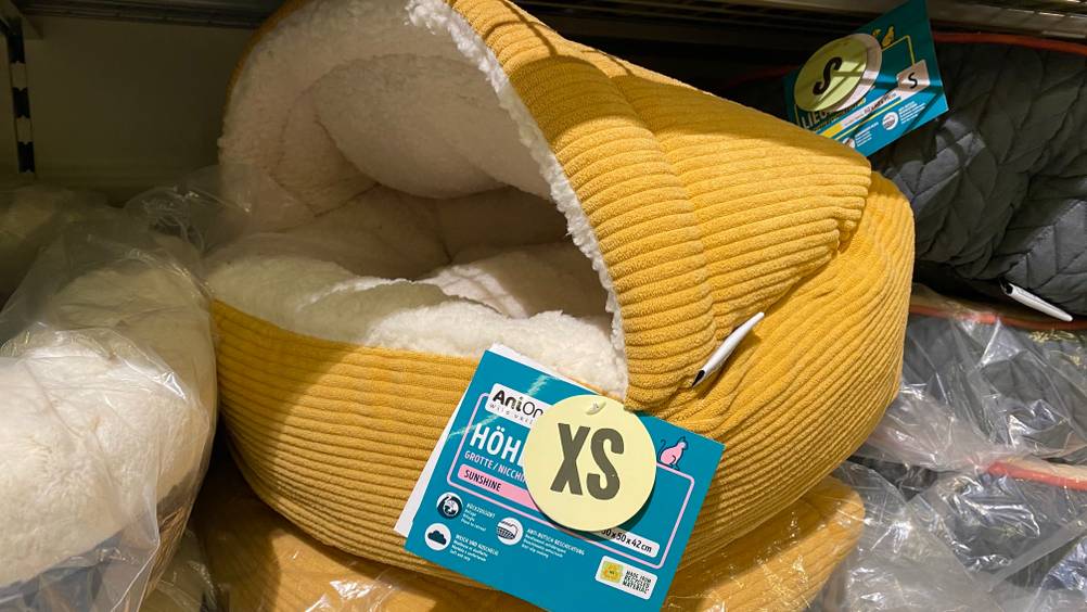 Im Test: Mehrere Katzenhöhlen in einem Regal