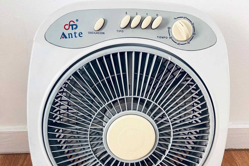Bodenventilatoren im Test: Ein Ventilator von Vorne vor einer hellen Wand